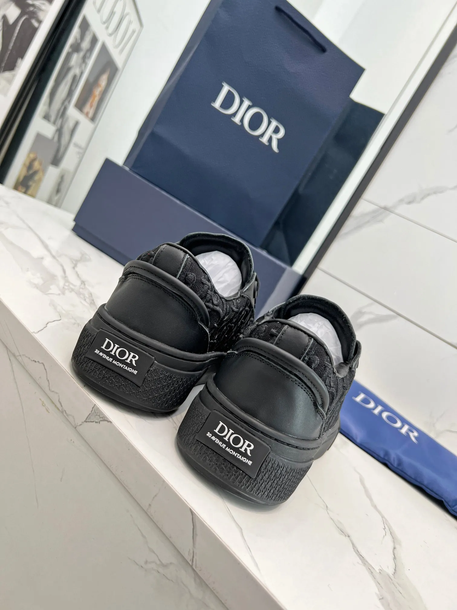 👟👟Ex-factory price 560👟👟 B33 sports tennis shoes - navy blue embroidered model 👟👟Ex-factory price 40👟👟Ex-factory price 48 Spring new model, a new interpretation of the classic tennis shoes, the fashionable silhouette highlights the heavy texture, carefully made of navy blue smooth cow leather, decorated with cream white three-dimensional embroidered Oblique print panels, and decorated with Dior It's distinguished by a logo-embossed padded tongue, wide white mohair laces and tonal brass eyelets with a matte finish. The cream-white Oblique print-effect rubber sole is enhanced by the contrasting Dior 30 Avenue Montaigne logo on the back, adding a stylish edge to casual looks.